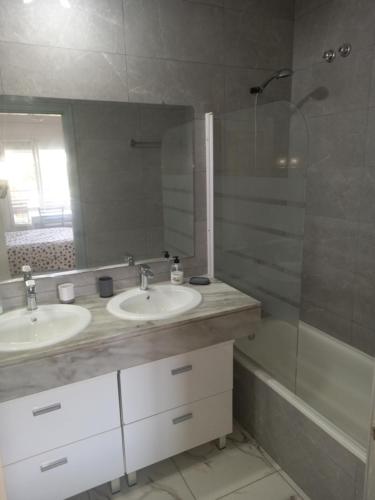 łazienka z dwiema umywalkami i prysznicem w obiekcie Appartement Penthouse II 15 - 5 w mieście Mijas Costa