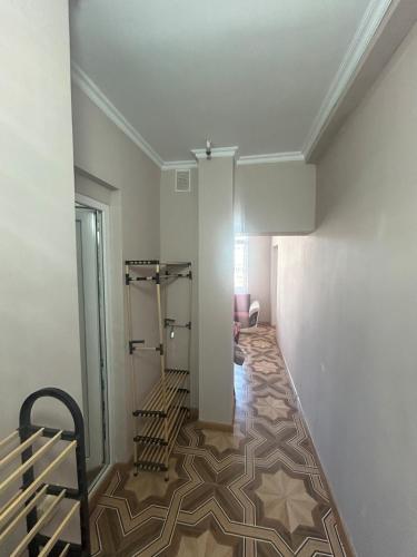 un pasillo vacío con una habitación con techo en MayHouse, en Batumi