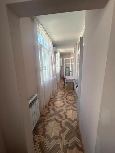 Un pasillo con suelo de baldosas en una casa. en MayHouse, en Batumi