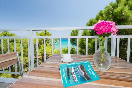 Tamar Apartments, Alikanas