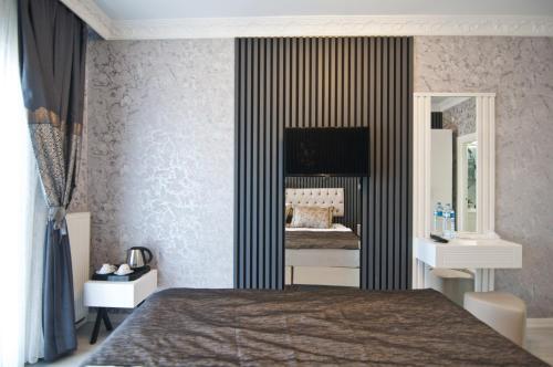 Bilik mandi di Hotel Broken Column
