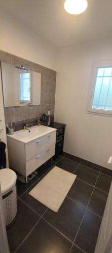 une salle de bain avec un lavabo blanc et des toilettes dans l'établissement Charmante maison lumineuse avec piscine, jolie vue, à Potelières