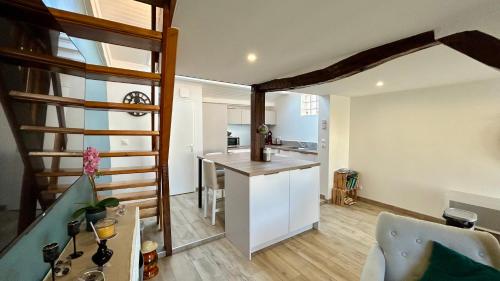 Il dispose d'une cuisine et d'un salon avec un escalier. dans l'établissement Maison 4 personnes, en centre ville, au Crotoy