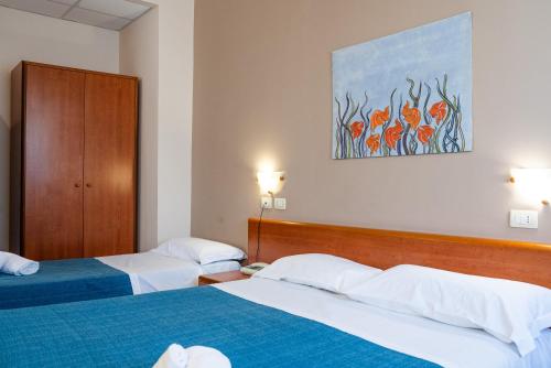 pokój hotelowy z 2 łóżkami i obrazem na ścianie w obiekcie Hotel Belvedere w mieście Canicattì