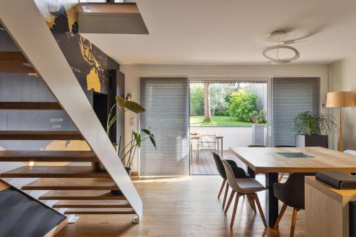 Posezení v ubytování Maison Trégain - Grand Jardin et Terrasse