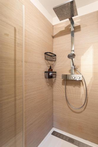 La salle de bains est pourvue d'une cabine de douche en verre. dans l'établissement Maison Trégain - Grand Jardin et Terrasse, à Rennes