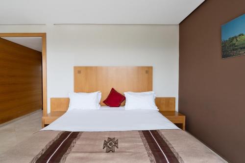 a bedroom with a large bed with white sheets at Mercure Quemado Al-Hoceima Resort in Al Hoceïma