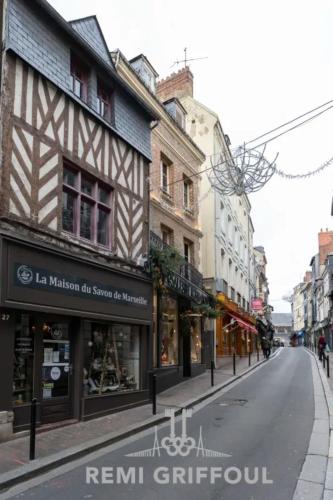 une rue vide dans une ville avec des bâtiments dans l'établissement La Cachette de Lucie Heart of Honfleur 100m from the Port 2 Guests, à Honfleur