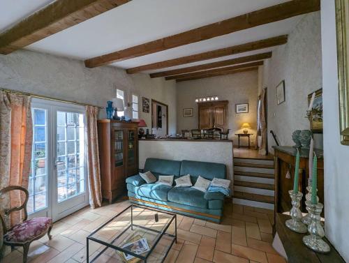 un salon avec un canapé et une cuisine dans l'établissement Maison provençale 4 chambres entre Six Fours les plages et les Sablettes, à La Seyne-sur-Mer