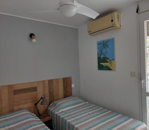 圣吉尔莱班Beau T3 Litchi vue océan piscine的有两张床和一扇窗户的卧室