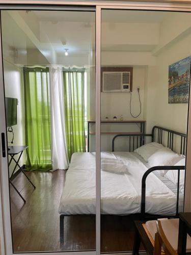 En eller flere senge i et værelse på Satori Residences