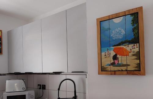 Cuisine ou kitchenette dans l'établissement Beau T3 Litchi vue océan piscine