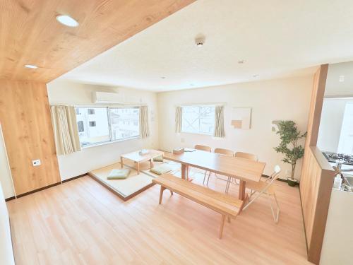 a living room with a wooden table and chairs at Ueno 3m to Train 161m2 Villa 6BR 3Bath 4Toilet Skytree View in Tokyo
