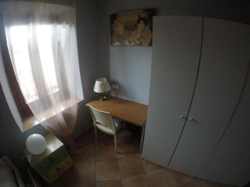 a small room with a table and a window at La casa di Pluto in Farigliano