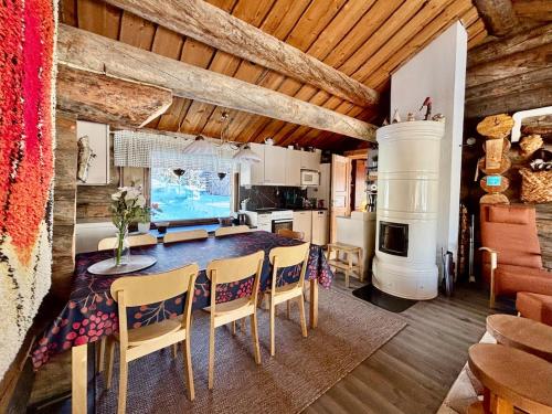 a kitchen and dining room with a table and chairs at Autiojärven kelomökki 85m2 in Kuusamo