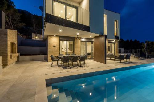 Bazén v ubytování Beachfront villa Mare with seaview and pool nebo v jeho okolí