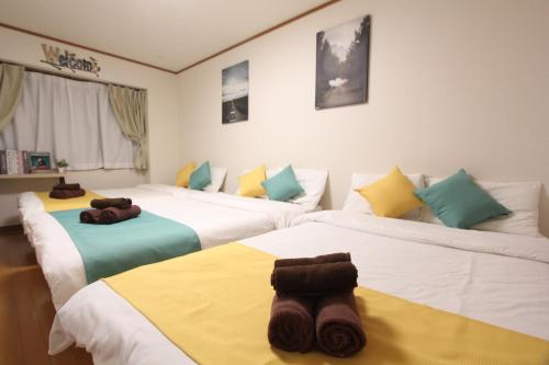 Postel nebo postele na pokoji v ubytování HOTEL LUANA in NISHIKI