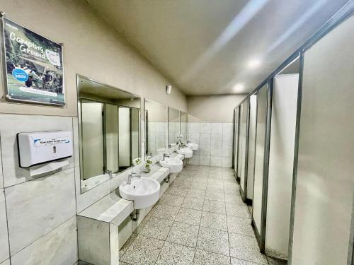 HeHa Waterfall Suites & Camping Groundにあるバスルーム