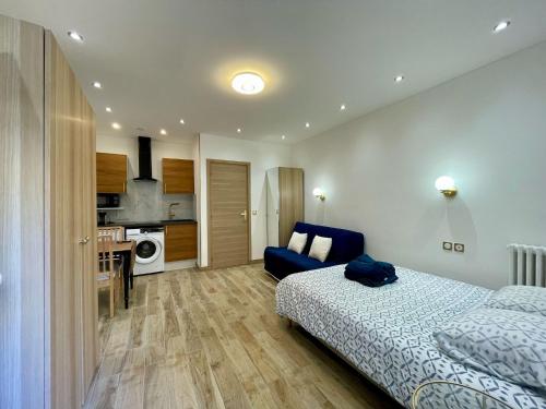 Cet appartement comprend une chambre avec un lit et un canapé ainsi qu'une cuisine. dans l'établissement Studio Mozart Passy Paris, à Paris