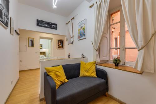 un soggiorno con divano e cucina di Gladiator's House a Roma