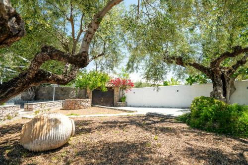 Gallery image of Pouletis Family Apartments - Akroyali Seaview Getaways in Kalamata
