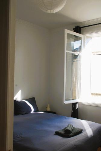 une chambre avec un lit et une fenêtre dans l'établissement Fanfrelin joli T3 centre ville, à Angoulême