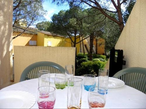 une table avec des lunettes assises au-dessus dans l'établissement Appartement saisonnier à la semaine, au Cap d'Agde