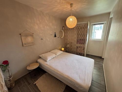 Photo de la galerie de l'établissement Appartement en rez-de-jardin avec terrasse privative, à La Seyne-sur-Mer