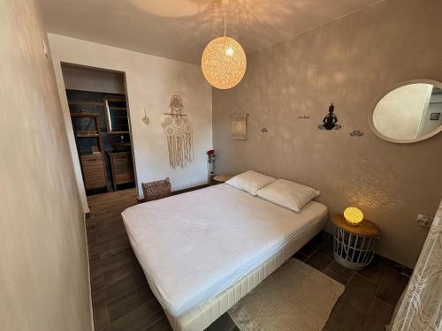 Photo de la galerie de l'établissement Appartement en rez-de-jardin avec terrasse privative, à La Seyne-sur-Mer