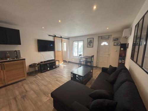 Photo de la galerie de l'établissement Appartement en rez-de-jardin avec terrasse privative, à La Seyne-sur-Mer