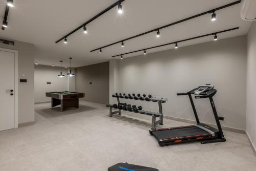 Fitness centrum a/nebo fitness zařízení v ubytování Beachfront villa Luce with seaview and pool