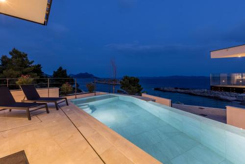 Bazén v ubytování Beachfront villa Luce with seaview and pool nebo v jeho okolí