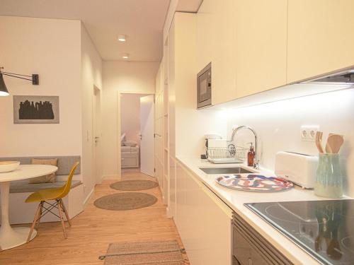 Bairro Alto Charming Bright Apt with AC Elevator