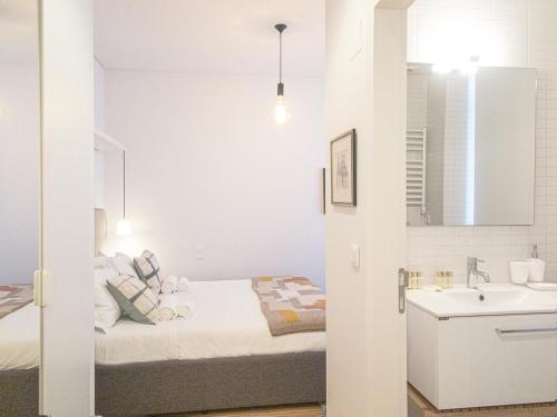Bairro Alto Charming Bright Apt with AC Elevator