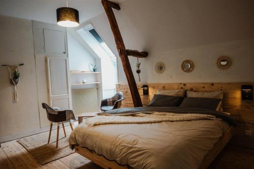 a bedroom with a large bed and a large window at Vakantiewoning BienViennue in Marcilly-sur-Vienne