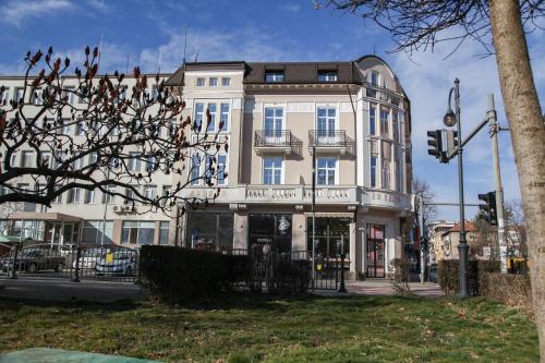 ein Gebäude in einer Stadtstraße mit einer Ampel in der Unterkunft Corner House in Lowetsch