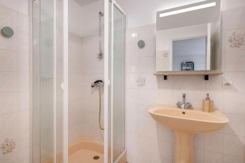 une salle de bain avec un lavabo et une douche dans l'établissement Appartement avec jardin à 300m de la plage, pour 4, à Pornic