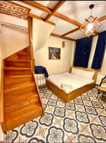 ein Schlafzimmer mit einem Bett und einer Treppe in einem Zimmer in der Unterkunft Authentic Turkish Home Standard Room in Istanbul
