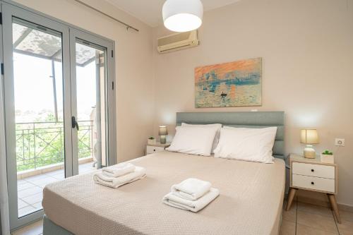 une chambre avec un lit avec des serviettes dessus dans l'établissement AGAVE suite, à Argostóli