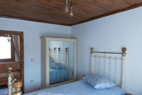 Una cama o camas en una habitación de Calypso 2 Rural Experience at the heart of Makri