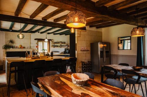 a kitchen and dining room with a table and chairs at Vakantiewoning BienViennue in Marcilly-sur-Vienne