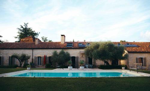 une maison avec une piscine dans la cour dans l'établissement Domaine de Labarthe Maison d'hotes, à Espère