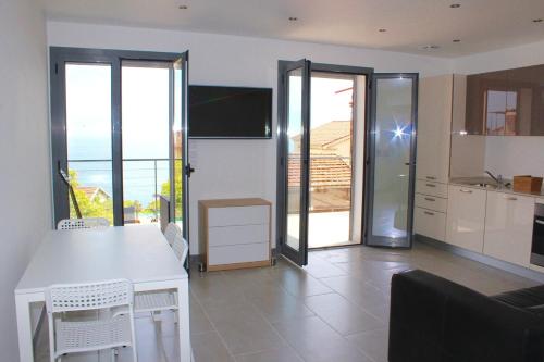 une cuisine et un salon avec vue sur l'océan dans l'établissement Seaside bliss, Monaco, Cap d'ail, à Cap d'Ail