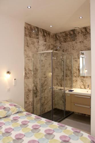une salle de bain avec une douche, un lit et un lavabo dans l'établissement Seaside bliss, Monaco, Cap d'ail, à Cap d'Ail
