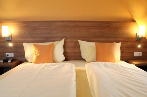 Una cama o camas en una habitación de Zur Lindenau