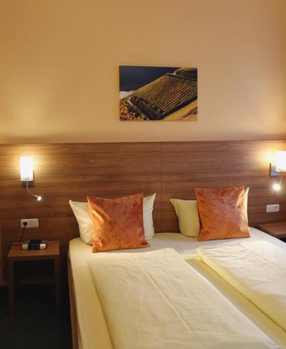 Una cama o camas en una habitación de Zur Lindenau