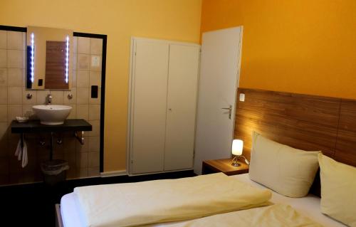 Una cama o camas en una habitación de Zur Lindenau