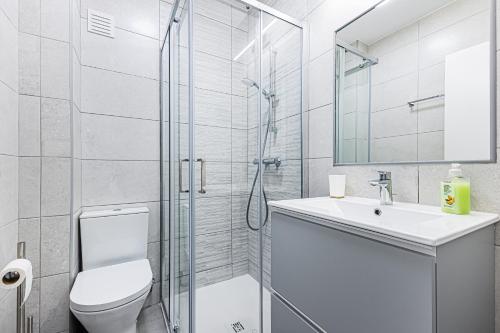 een badkamer met een douche, een toilet en een wastafel bij Côte et mer - BY BEDZY in Carvoeiro