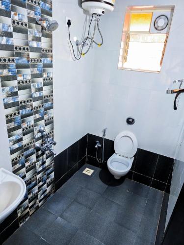 a bathroom with a toilet and a sink at Luxury Stay at Varca, Goa in Varca