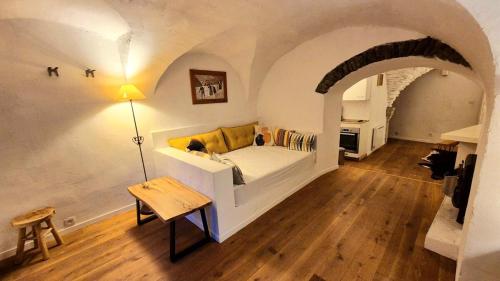 - une chambre avec un lit dans une pièce avec une arche dans l'établissement Le Dôme Alpin pied des Pistes, à Saint-Chaffrey